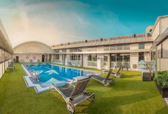 Swimming pool Hotel SH Valencia Palace